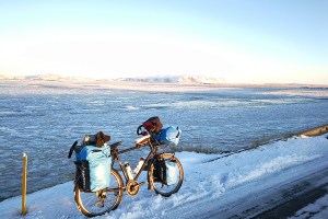 En bordure de route numéro un, en Islande à vélo en hiver