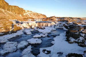 Cascade en bordure de route numéro un, en Islande à vélo en hiver