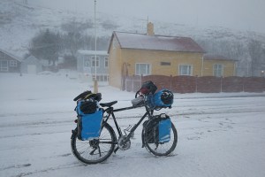 Centre du village de Vik, en Islande à vélo en hiver