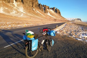 les contreforts du Vatnajokull, en islande à vélo en hiver