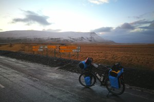 Début du contournement du Hvallfjordur, en islande à vélo en hiver