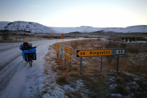 En direction de Pingvellir, en Islande à vélo en hiver