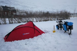 Camping à Seydisfjordur, en islande à vélo en hiver