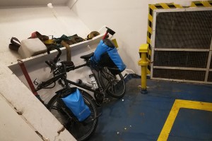 Dans le ferry, en Islande à vélo en hiver