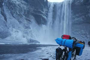 Chutes de Skogafoss, en Islande à vélo en hiver