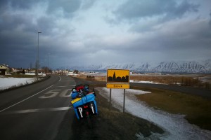 Entrée de Dalvik, en Islande à vélo en hiver