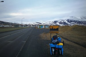 Entrée de saudarkrokur, en islande à vélo en hiver