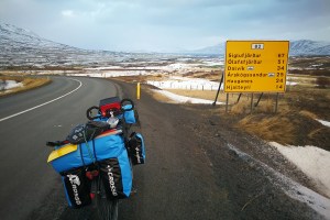 Entrée de la péninsule de Trollaskagi, en Islande à vélo en hiver
