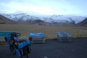Au pied du volcan Eyjafjallajokull, en Islande à vélo en hiver