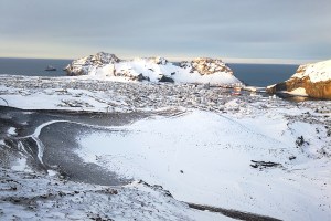 Vue sur Heimaey sur les îles Vestmann, en Islande à vélo en hiver