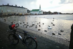 Au pied du lac de Reykjavik, en Islande à vélo en hiver