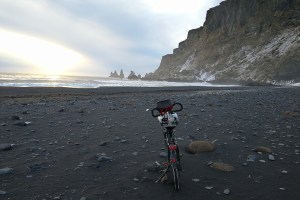 Plage de sable volcanique de Vik, en Islande à vélo en hiver