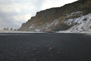 Plage de sable volcanique de Vik, en Islande à vélo en hiver