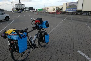 Sur le port de Hirtshals, avant d'embarquer pour un tour d'Islande à vélo en hiver