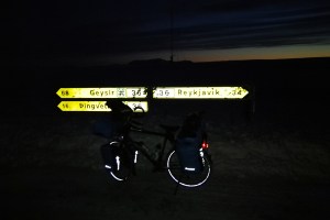 Route en direction de pingvellir, en islande à vélo en hiver