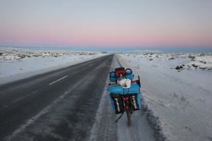 Route numéro un dans le sud, en islande à vélo en hiver
