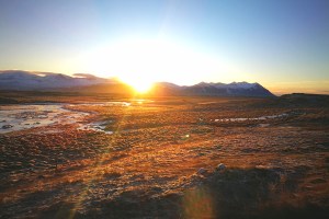 Vue du bord de route à la sortie de Borgarnes en Islande à vélo en hiver