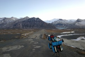 Entrée de la route direction Svinafellsjokull, Islande à vélo en hiver