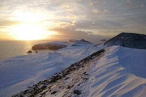 Vue d'un volcan sur les îles Vestmann, en Islande à vélo en hiver