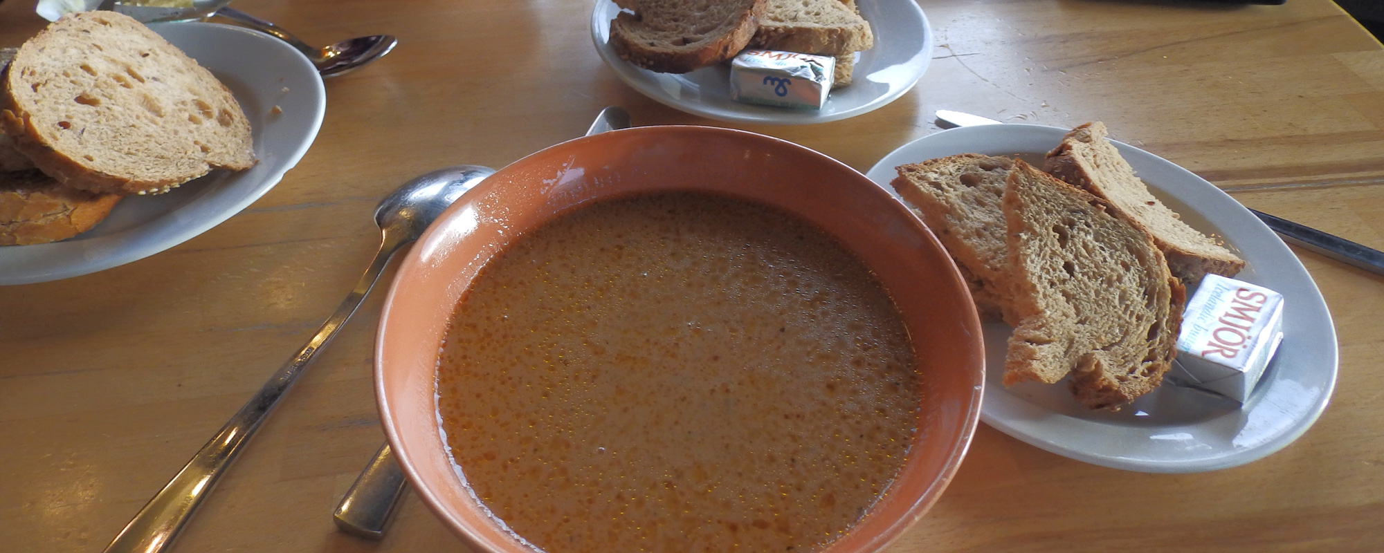 Soupe de homard sur le port de Grindavik, en Islande à vélo