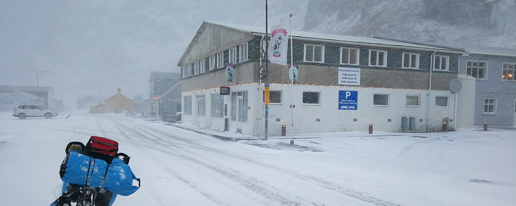 Sous le Blizzard à Vik, en islande à vélo