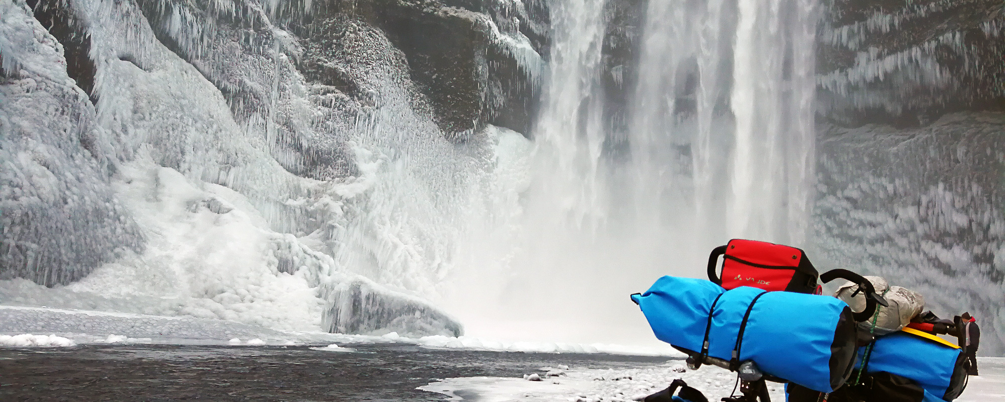 En Islande à vélo en hiver 2017/2018, au pied de la chute de Skogafoss