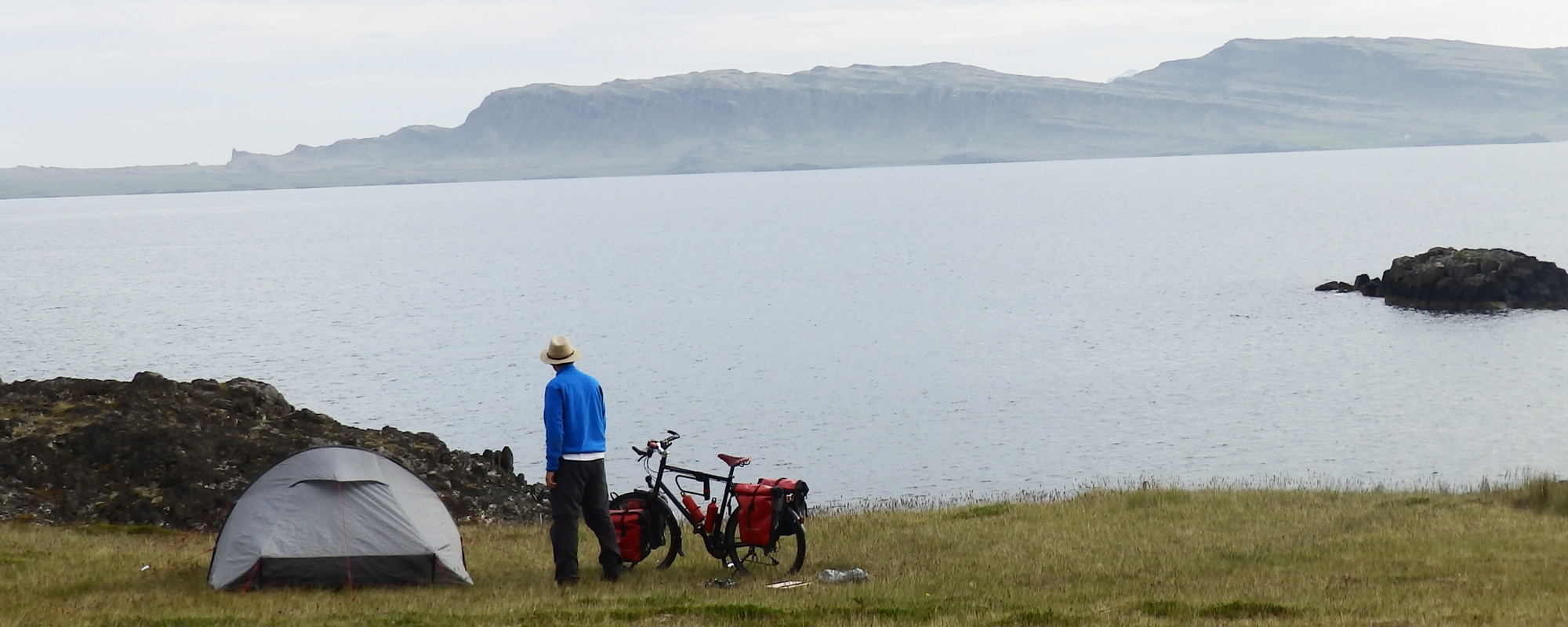 En Islande à vélo en 2014, campement au pied d'un fjord dans l'Est
