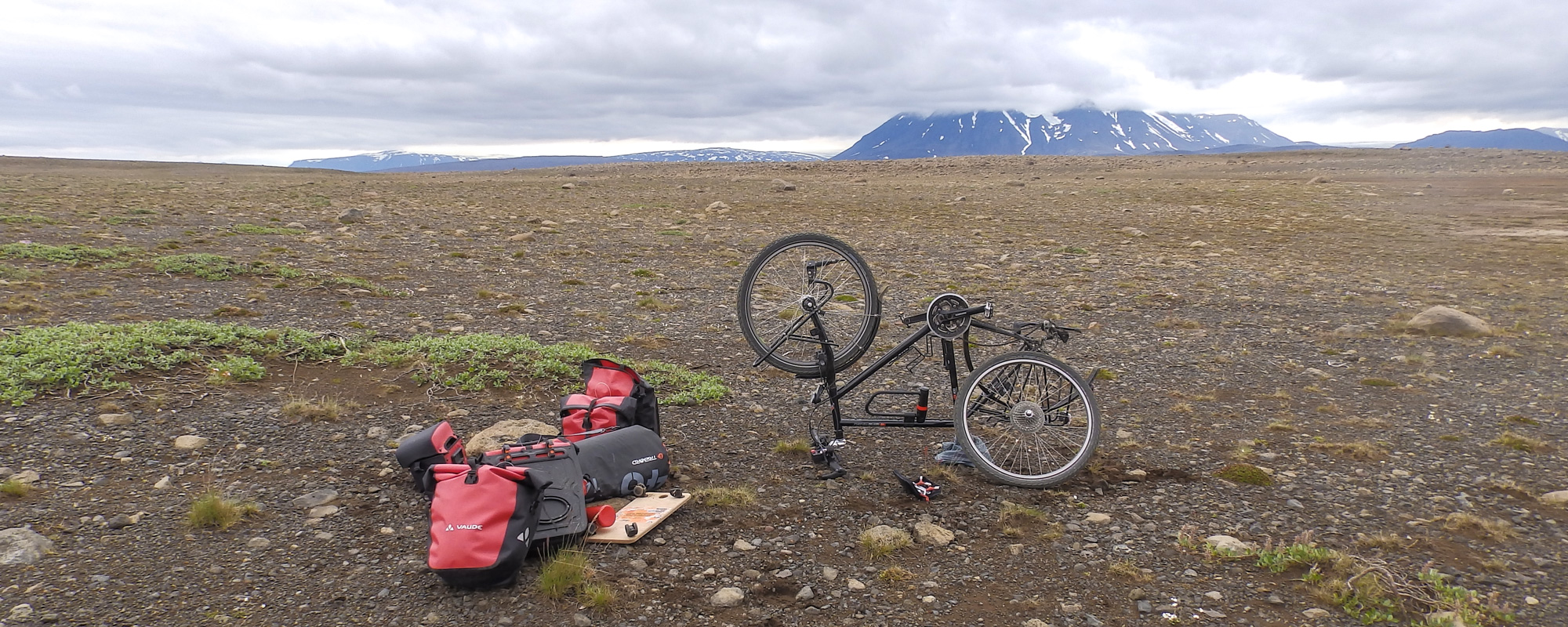 En Islande à vélo en 2014, crevaison sur la piste Kjolur