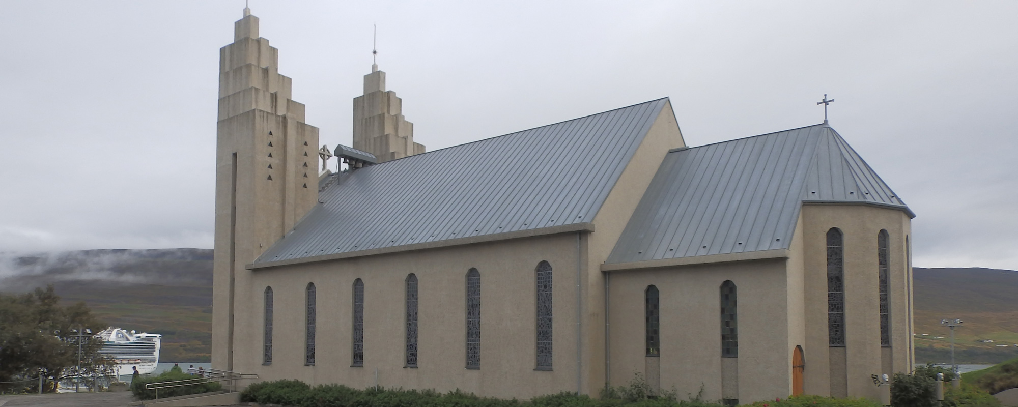 La cathédrale de Akureyri, Islande à vélo